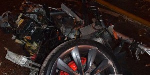 特斯拉撞树起火 电池爆炸致两人死亡遭证实